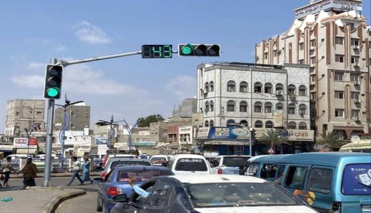 تشغيل تجريبي لإشارات المرور في جولة القاهرة بعدن لتنظيم الحركة