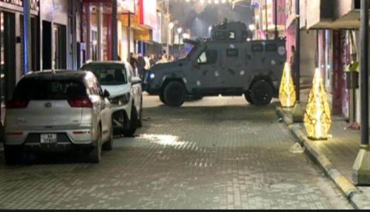 عاجل - تشهد الآن منطقة حي نزال في العاصمة عمان مداهمة أمنية واسعة تستهدف مجموعة من المطلوبين والخارجين عن القانون.. يُسمع حاليًا أصوات طائرات الدرون في الأجواء، والتي تستخدم للمساندة في عملية المتابعة