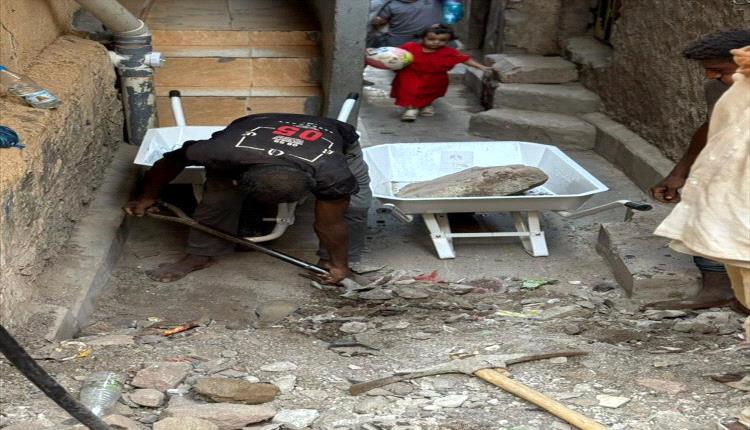 عدن تطلق حملة لإزالة مخلفات السيول وترميم مناهل الصرف