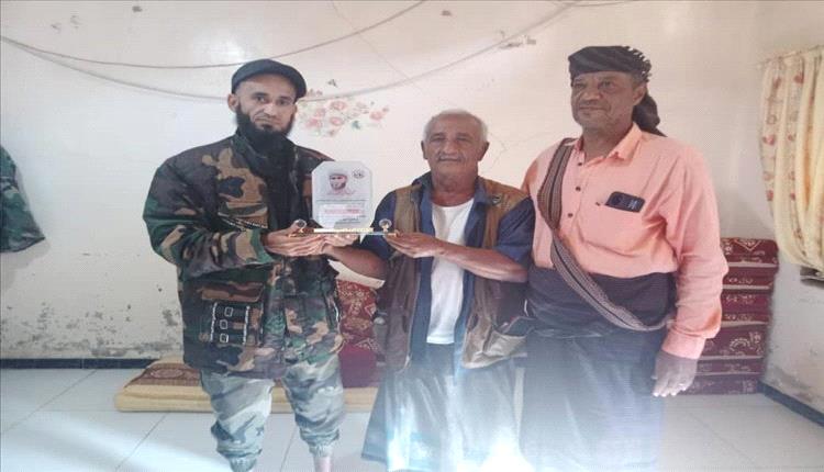 خنفر يكرّم قائد مكافحة الإرهاب لدعمه الرياضة والفرق الشعبية