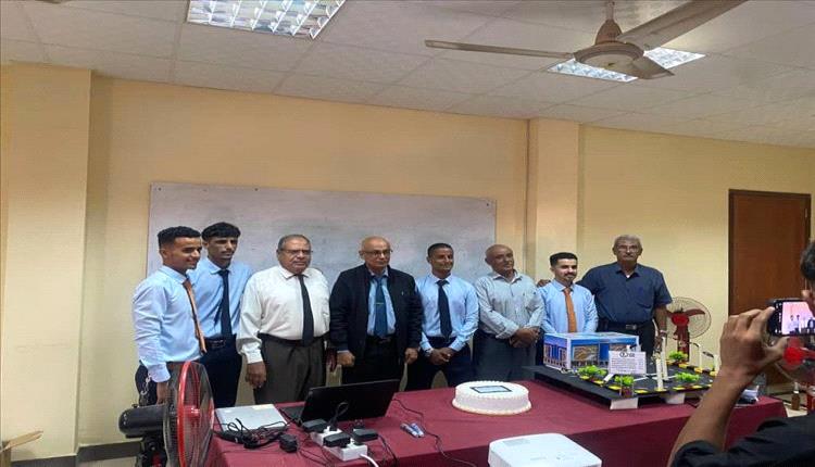 عدن… شباب مبتكر يحوّل مشروع تخرج إلى نظام ذكي لإدارة المواقف