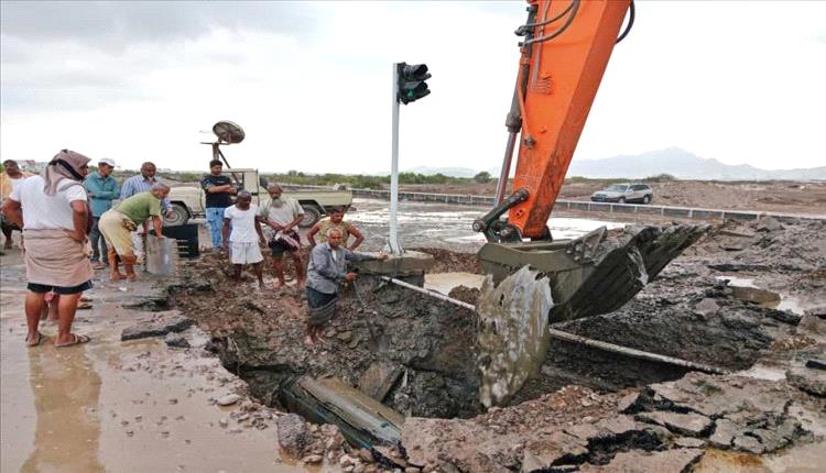كسر خط مياه رئيسي يهدد عدن فرق الصيانة تباشر الإصلاح فورًا
