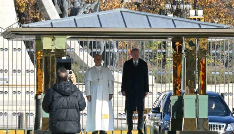 بابا الفايتكان يصل إلى تركيا في أول جولة خارجية له