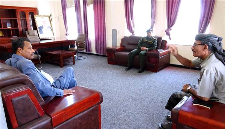 أبين: محافظ يحذر من العبث بأمن أحور ويعلن "اليد الحديدية" ضد المعتدين"