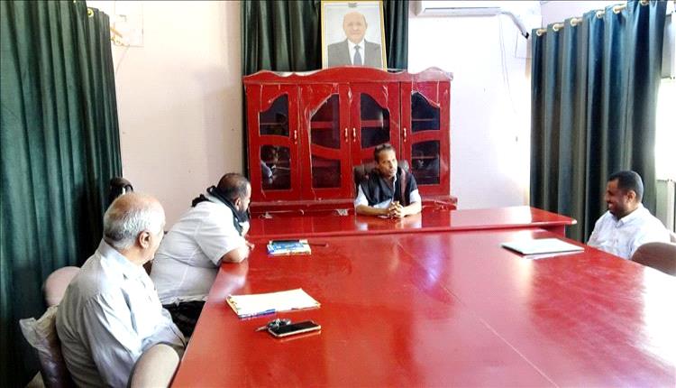 محافظ أبين يرأس اجتماعاً موسعاً لتعزيز الأداء الإداري ودفع التنمية في المحافظة