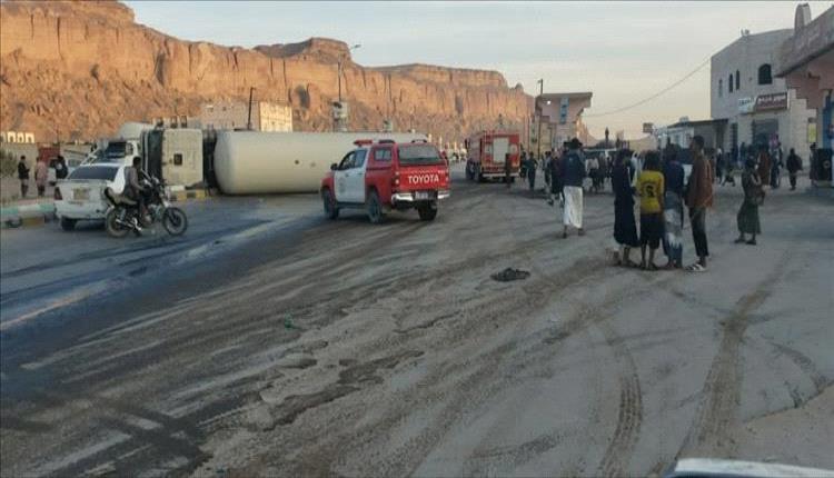 شبوة: انقلاب شاحنة غاز أمام محطة العبور دون إصابات