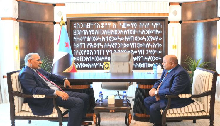 الرئيس الزُبيدي للمحافظ الخنبشي: حضرموت ركيزة الاستقرار.. ودعمنا لكم كامل