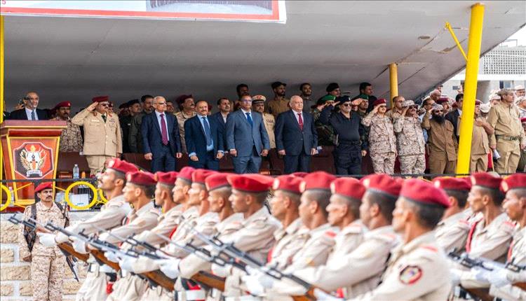 وزير الدفاع يشهد تخرج الدفعة ٥٢ من الكلية الحربية في عدن

