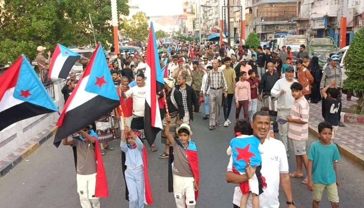 انتقالي المعلا والسلطة المحلية ينظمان مهرجانًا كرنفاليًا حاشدًا احتفاءً بالذكرى الـ58 للاستقلال