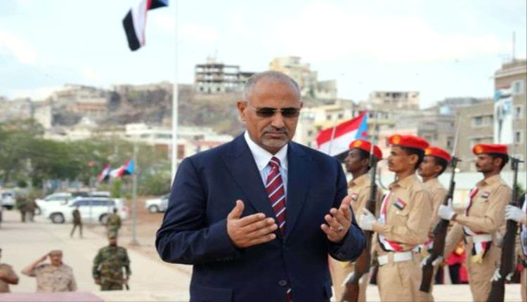 الزُبيدي يحيّي رمزية الفداء.. إكليل وفاتحة على نصب شهداء الجنوب في التواهي