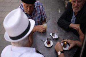 الماء والشاي والقهوة.. ماذا يفعل جمع هذه المشروبات بصحتك؟