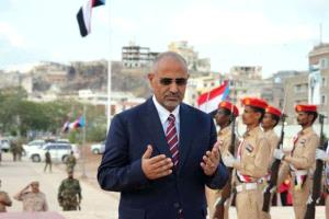 الزُبيدي يحيّي رمزية الفداء.. إكليل وفاتحة على نصب شهداء الجنوب في التواهي