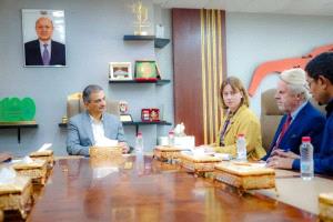 محافظ عدن يبحث مع هولندا تعزيز تطوير مؤسسة المياه والصرف الصحي

