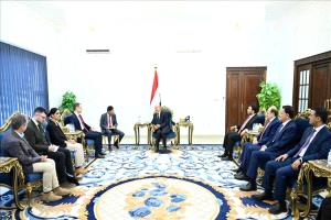 وفد بريطاني رفيع يصل عدن لتعزيز الشراكة ودعم الاستقرار في اليمن
