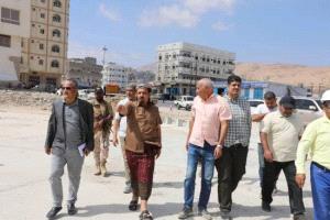 محافظ حضرموت يتفقد تطوير خور المكلا ويؤكد على تسريع الإنجاز

