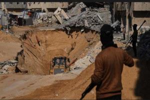 عاجل وفق وسائل إعلام عدة، قد يكون ما يصل إلى 200 مقاتل من "حماس" محاصرين في أنفاق رفح