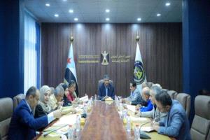 أمانة المجلس الانتقالي تناقش أزمات الرواتب والكهرباء وتعزز الرقابة الميدانية
