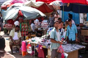 تحرير الدولار الجمركي في اليمن هل تواجه الأسواق موجة سعرية جديدة؟