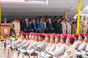 وزير الدفاع يشهد تخرج الدفعة ٥٢ من الكلية الحربية في عدن
