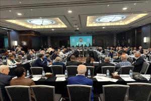 مهزلة القومي العربي الحوثي على منصة المؤتمر تثير غضب القيادات اليمنية