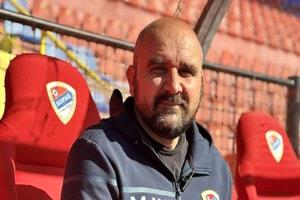 وفاة مفاجئة لمدرب صربي على أرض الملعب تهز كرة القدم
