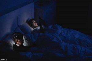 دراسة تنسف المعتقد الشائع بشأن استخدام الهاتف قبل النوم