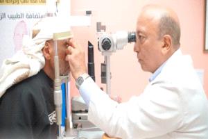 خبير مصري في جراحة الشبكية يزور مستشفى مكة بعدن لتقديم خدمات متقدمة
