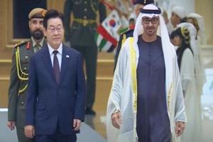 محمد بن زايد يستقبل رئيس كوريا الجنوبية في أبوظبي بباقة من التراث والاحتفالات