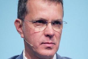 فضيحة السيرة الذاتية تُسقط وزير الدفاع الروماني من منصبه