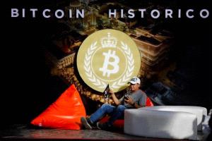 البتكوين» تنهار 30% بعد صعود قياسي وعوامل السوق تضغط على السعر