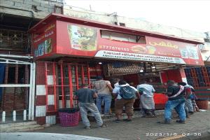 إغلاق مقهى “الشجرة” في المعلا يثير جدلًا بين المواطنين والسلطة المحلية