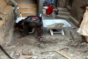 عدن تطلق حملة لإزالة مخلفات السيول وترميم مناهل الصرف