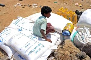 برنامج الأغذية العالمي يعلن تقليص مساعداته في اليمن بسبب نقص التمويل
