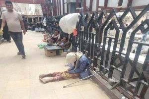 اليمن... منازل تُفرَغ من أثاثها قبل أن تُفرَغ من أهلها