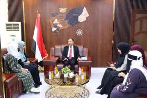 وزير الصناعة والتجارة يؤكد على تمكين المرأة اقتصادياً وتعزيز دورها في التنمية