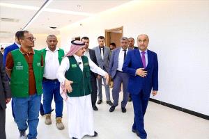 رئيس الوزراء يتفقد استعدادات افتتاح مبنى رئاسة الوزراء الجديد بعدن