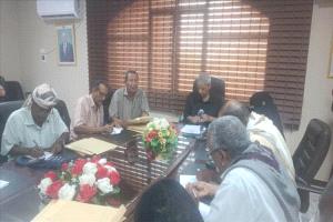 محافظ لحج يترأس اجتماعًا لمناقصة مشاريع خدمية لتعزيز البنية التحتية
