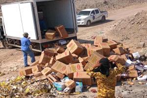 عدن: إتلاف 4 أطنان من المواد الغذائية الفاسدة بالمنصورة