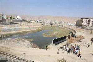 محافظ حضرموت يتفقد مشروع خور المكلا ويعد بإزالة العوائق لتسريع الإنجاز