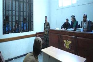 مختطف يواجه الحوثيين: "سلموا مرتباتنا!