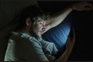 نتائج مقلقة.. تأثير تصفّح الهاتف ليلا على الأفكار الانتحارية