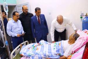 الكثيري يزور الشاعر السعدي ويطمئن على صحته في المكلا