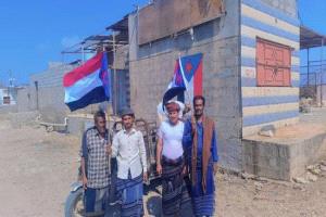 انتقالي أحور يزيّن شوارع المدينة بالأعلام استعدادًا لعيد الاستقلال الـ58