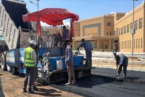 بدء أعمال سفلتة مواقف سيارات مدينة الملك سلمان الطبية بالمهرة

