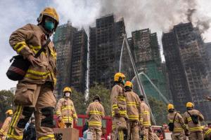 كارثة هونغ كونغ.. 55 قتيلا و300 مفقود وحديث عن شبهات فساد