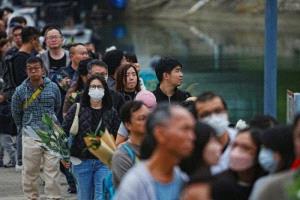 مأساة هونج كونج: 146 قتيلاً وحشود تتأبّى ضحايا أسوأ حريق منذ 75 عامًا