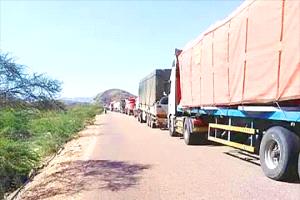 عسكريون في أبين يقطعون الطريق الدولي احتجاجًا على تأخر صرف مرتباتهم