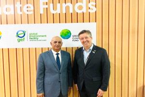 اليمن يبحث مع صندوق المناخ الأخضر تسريع تمويل مشاريع التكيف وتعزيز جاهزية البنية المائية