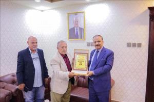 عدن.. نقابة الصحفيين تكرّم وزير النقل لدعمه إعادة تأهيل المبنى