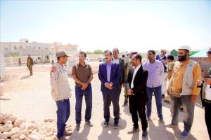 محافظ شبوة يتفقد التوسعة الجديدة للمدينة الطبية في عتق